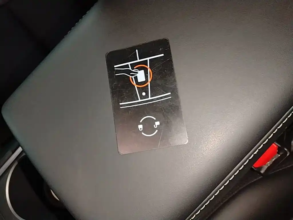 Tesla Model Y — миниатюра 9