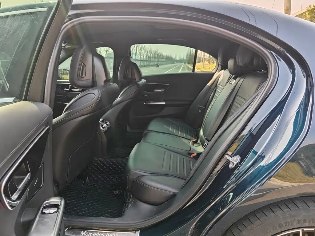 Mercedes-Benz C-Class — миниатюра 6