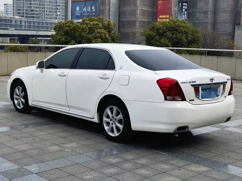 Toyota Crown — миниатюра 5