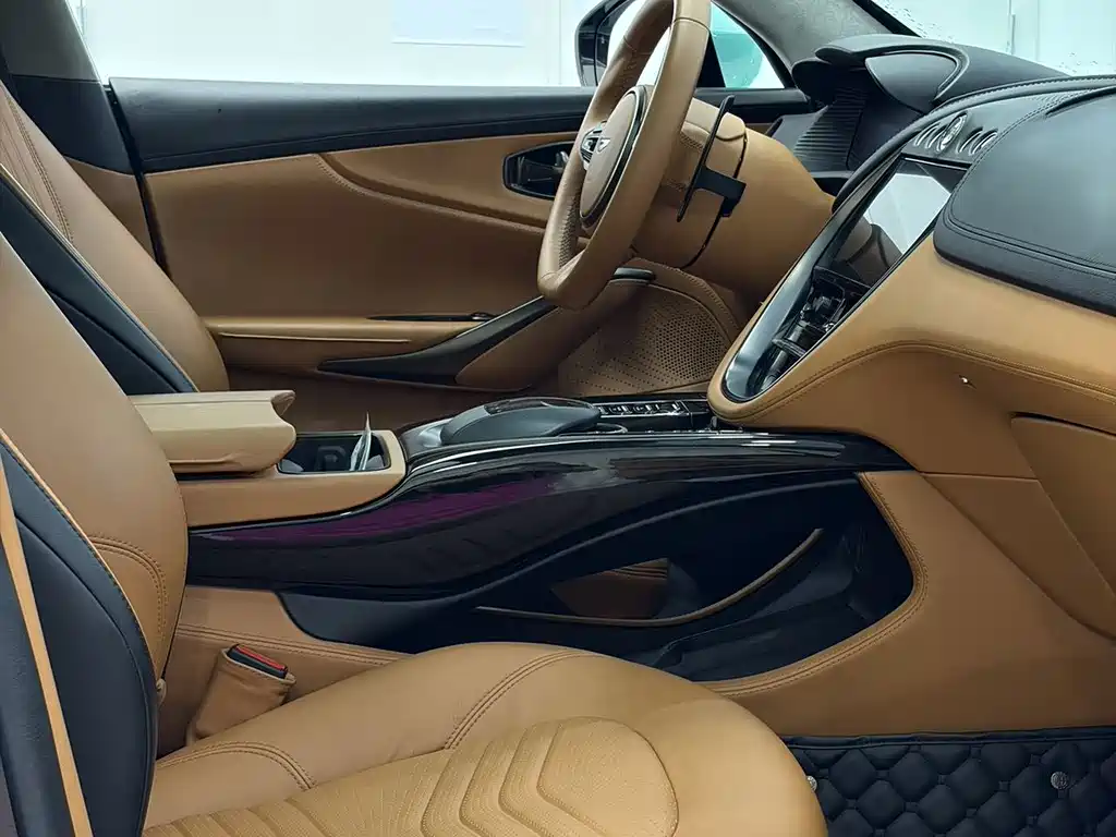Aston Martin DBX — миниатюра 13