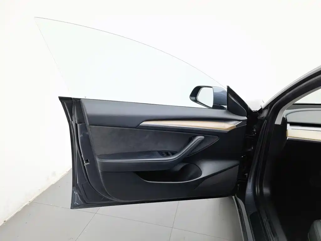 Tesla Model 3 — миниатюра 8