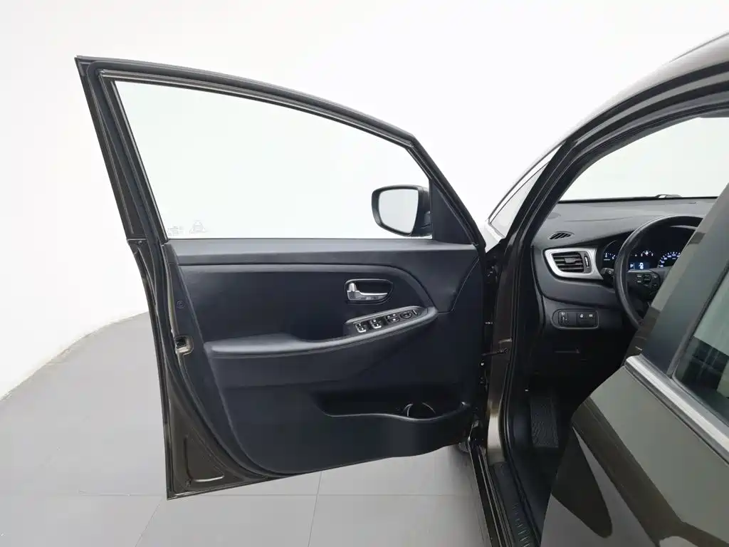 Kia Carens — миниатюра 8