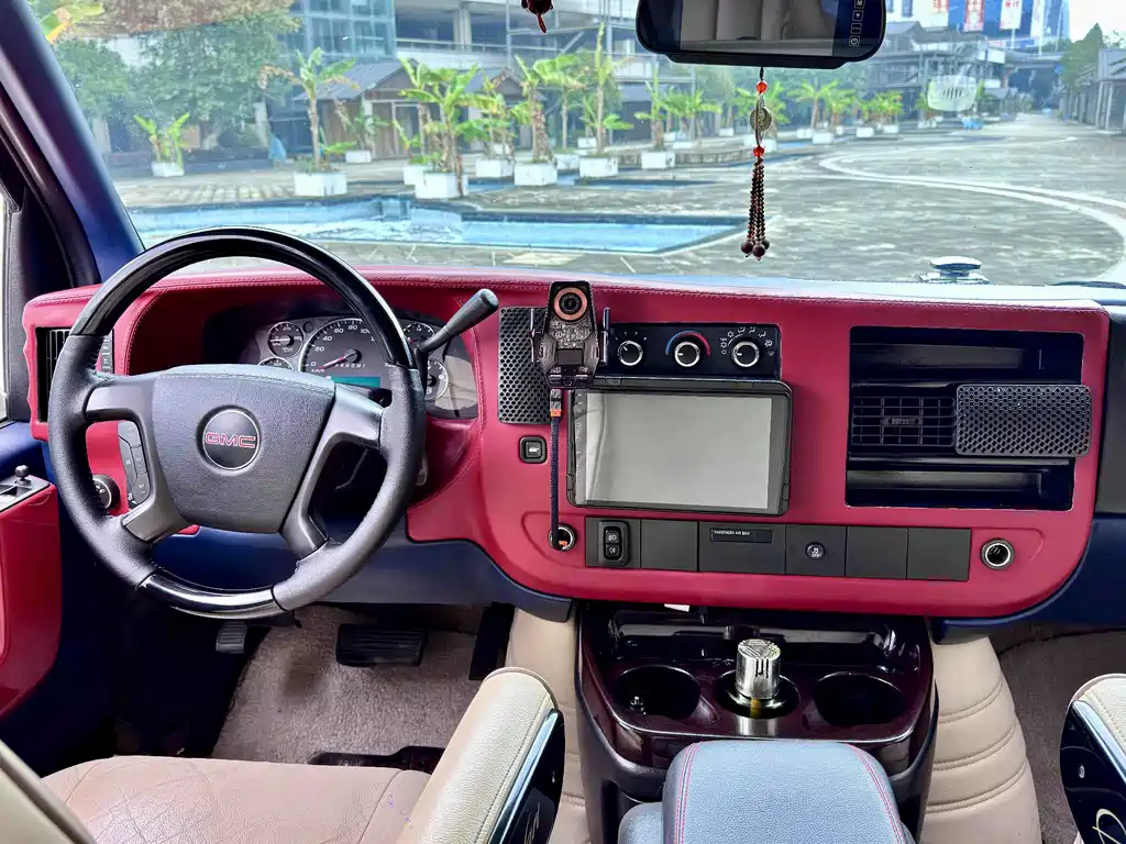 GMC Savana — миниатюра 10