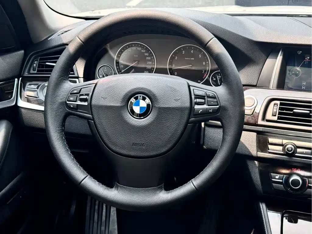 BMW 5 Series — миниатюра 9