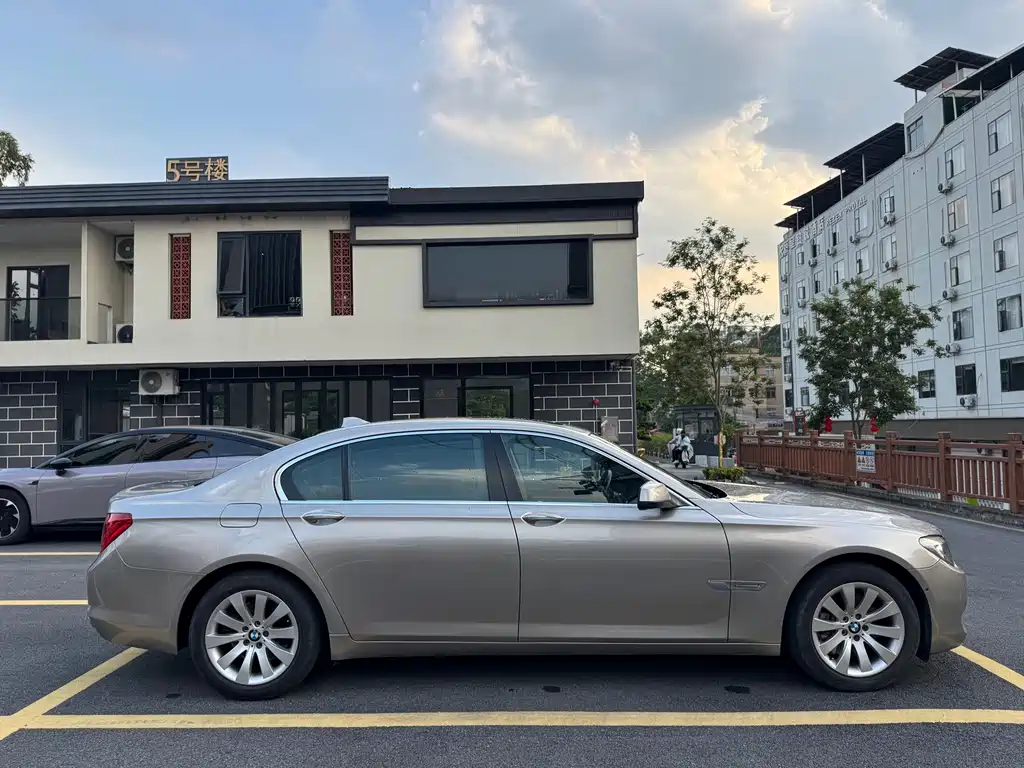 BMW 7 Series — миниатюра 8