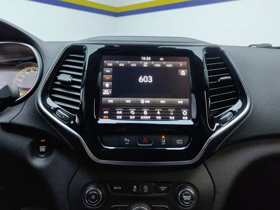 Jeep Cherokee — миниатюра 13