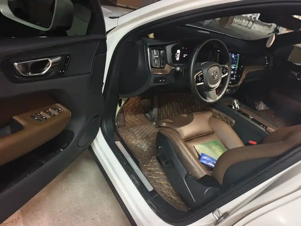 Volvo XC60 PHEV — миниатюра 12