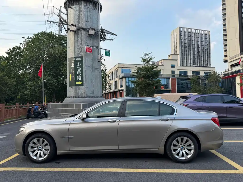 BMW 7 Series — миниатюра 7