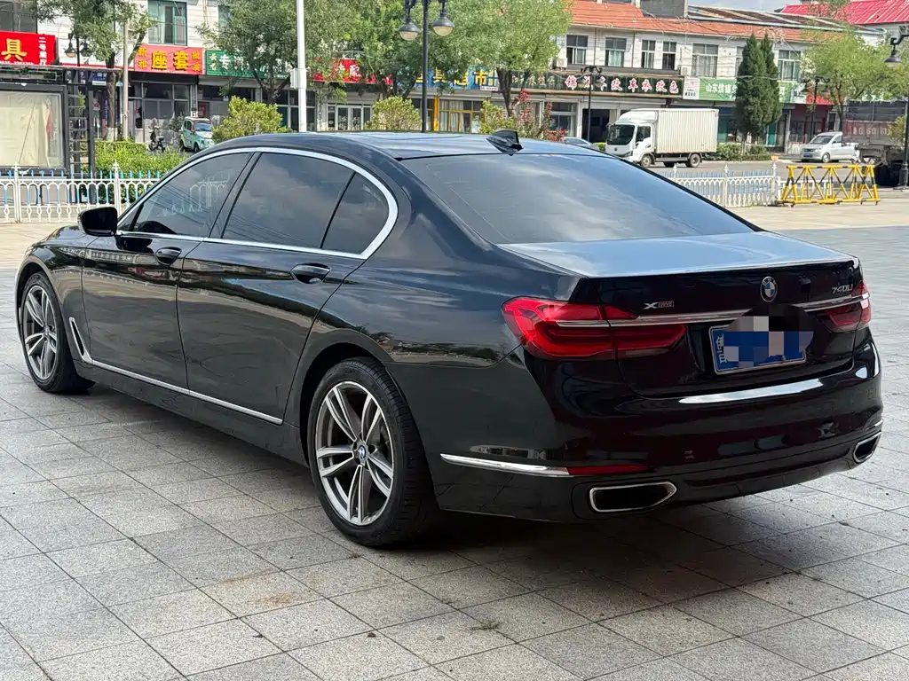 BMW 7 Series — миниатюра 6