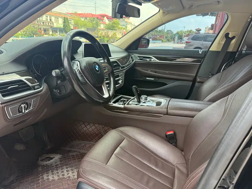 BMW 7 Series — миниатюра 8