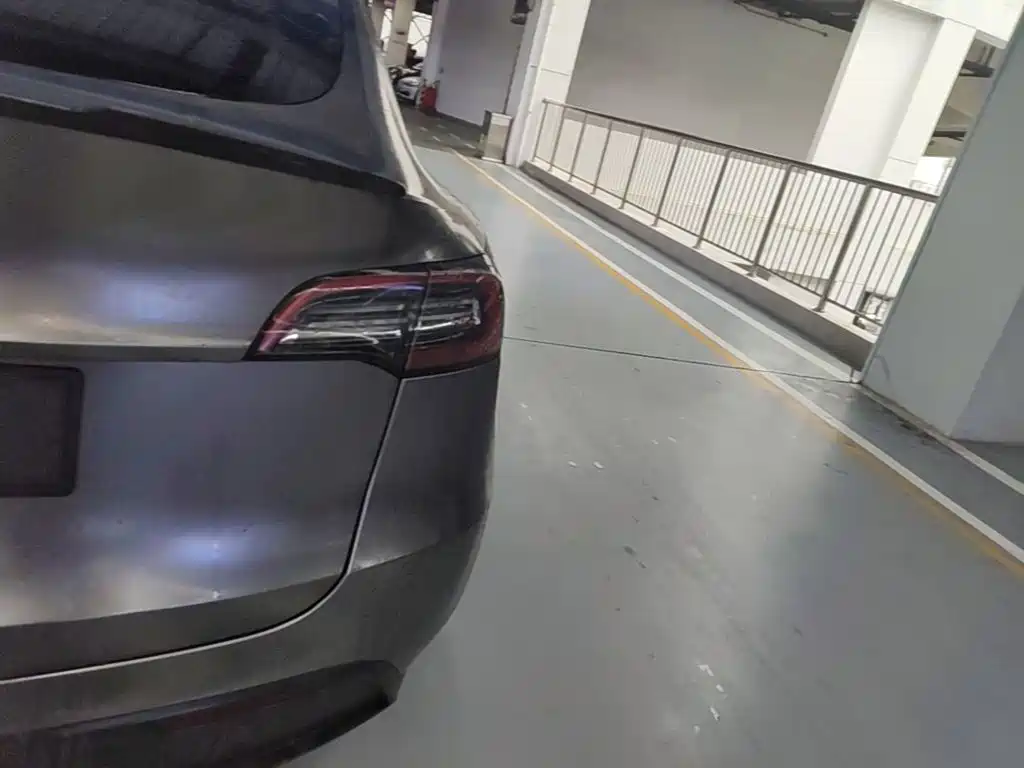 Tesla Model Y — миниатюра 8