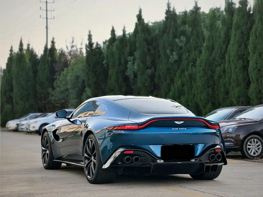 ASTON MARTIN V8 VANTAGE