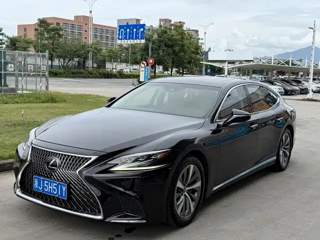 Lexus LS — фото 1