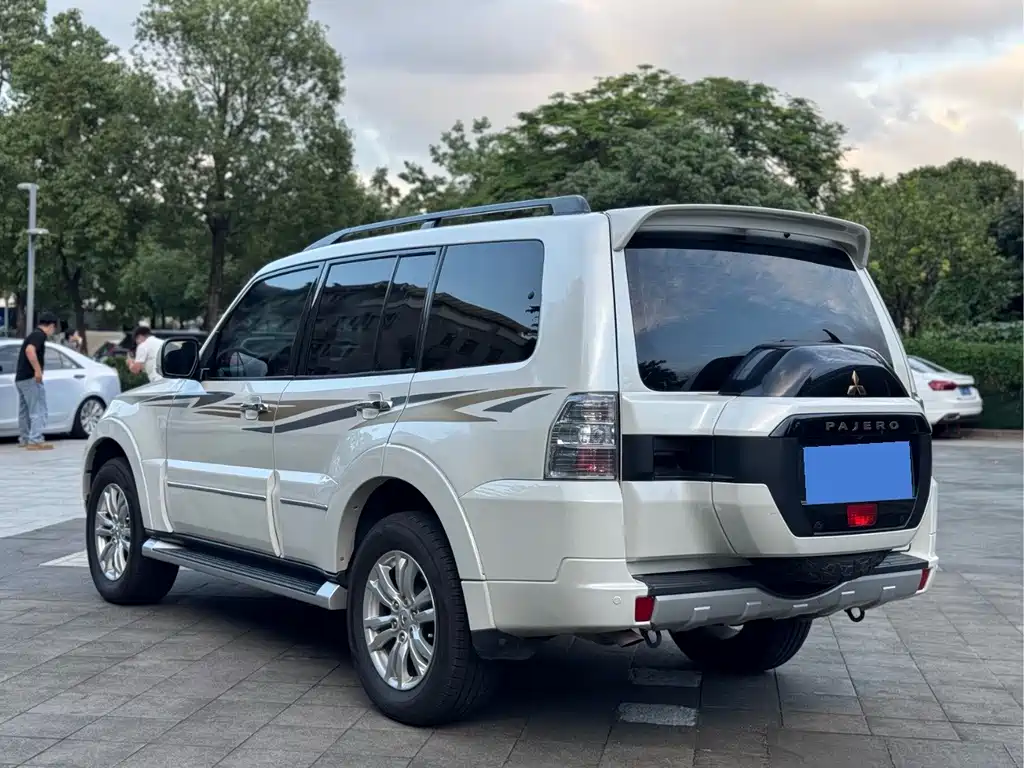 Mitsubishi V97 2017 3.8L