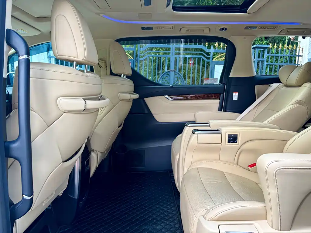 Toyota Alphard — миниатюра 11