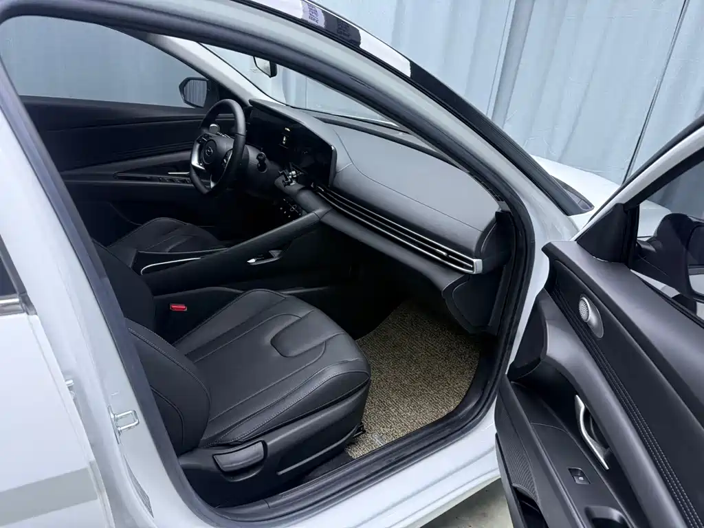Hyundai Elantra — миниатюра 10