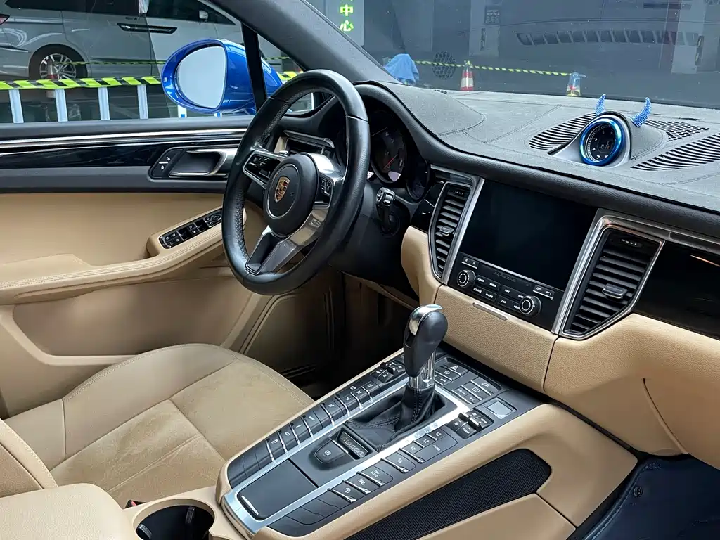 PORSCHE MACAN