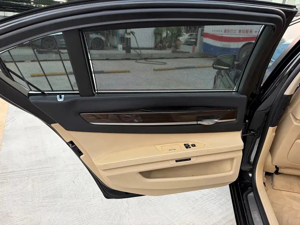 BMW 7 Series — миниатюра 11