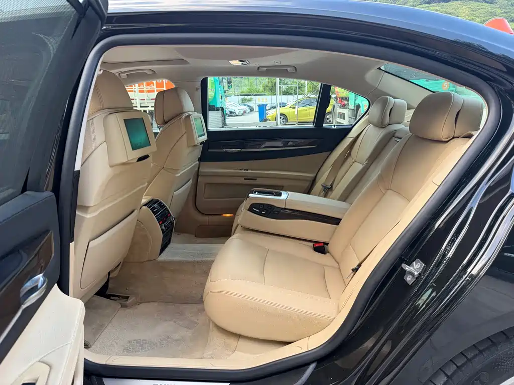 BMW 7 Series — миниатюра 4