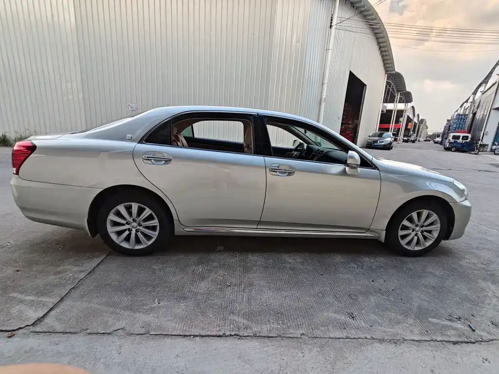 Toyota Crown — миниатюра 8