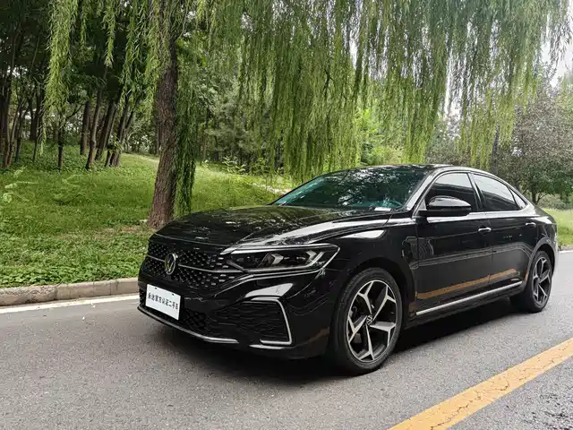 VOLKSWAGEN PASSAT 2023
