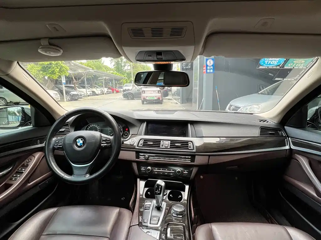 BMW 5 Series — миниатюра 12