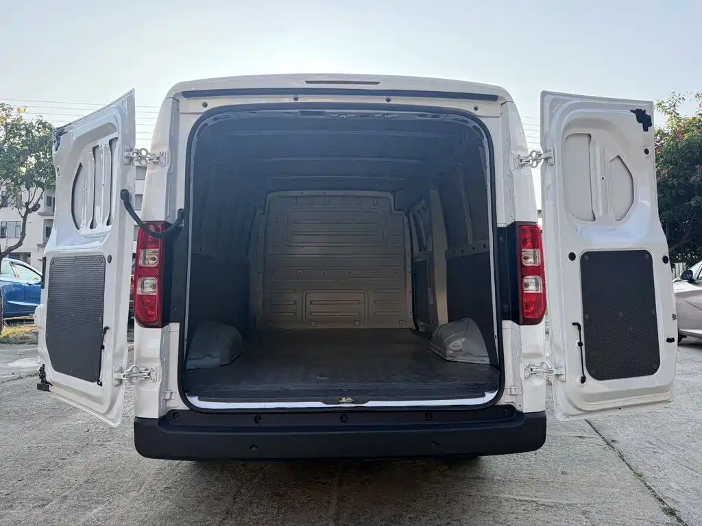 Wuling Yangguang — миниатюра 10