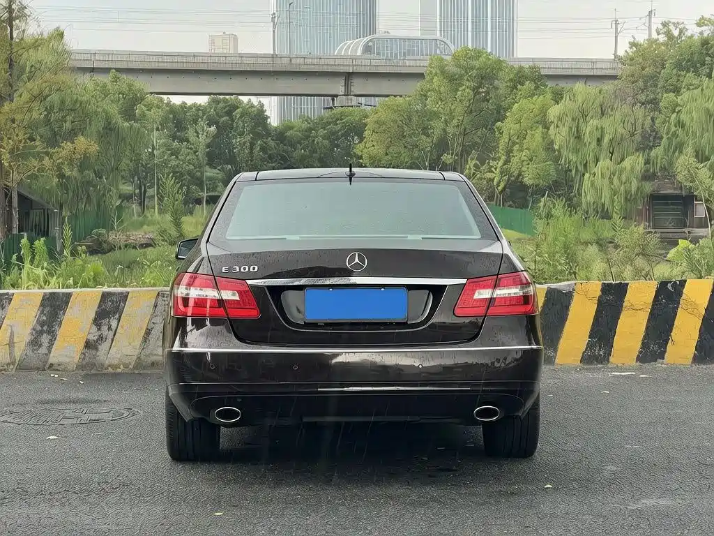 Mercedes-Benz E-Class — миниатюра 3