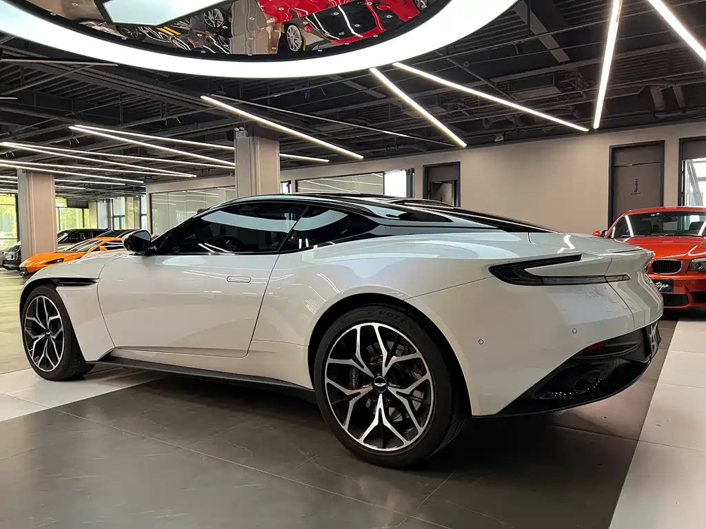 ASTON MARTIN DB11