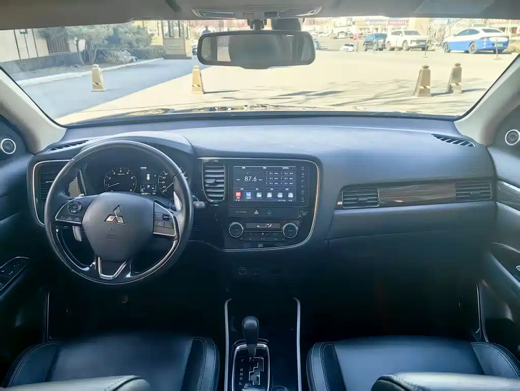 MITSUBISHI OUTLANDER