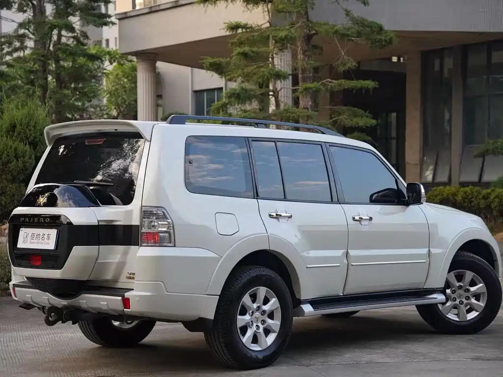 MITSUBISHI PAJERO