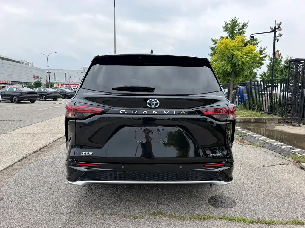 Toyota Granvia 2024 2.5L Luxury