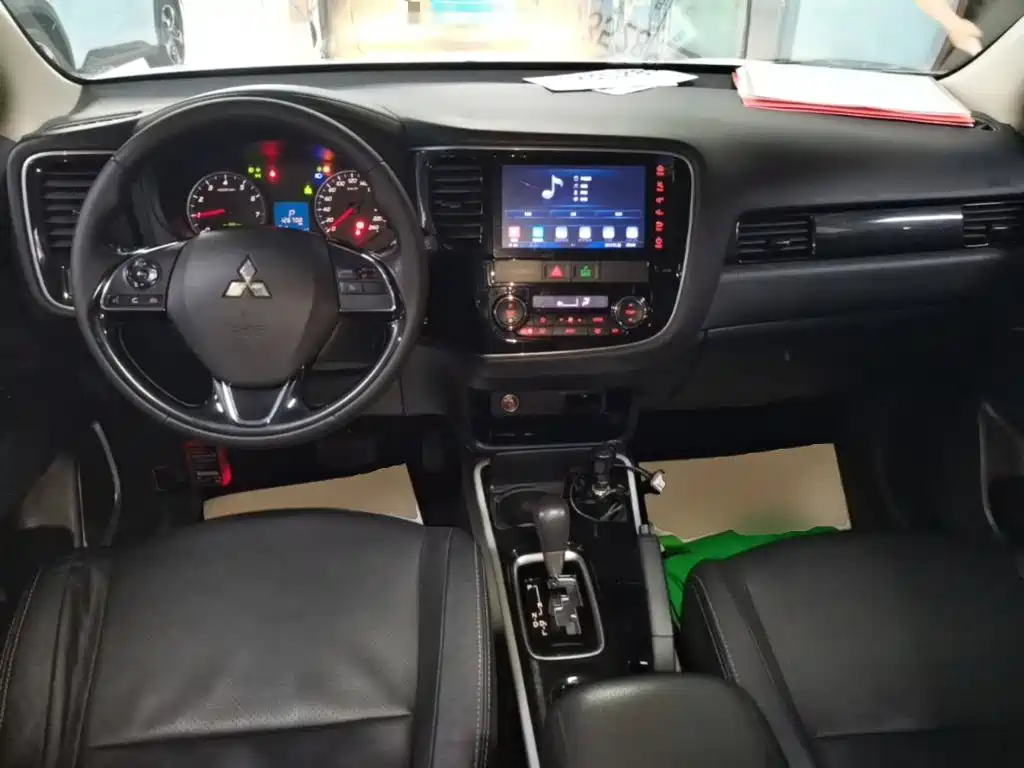 Mitsubishi Outlander — миниатюра 10
