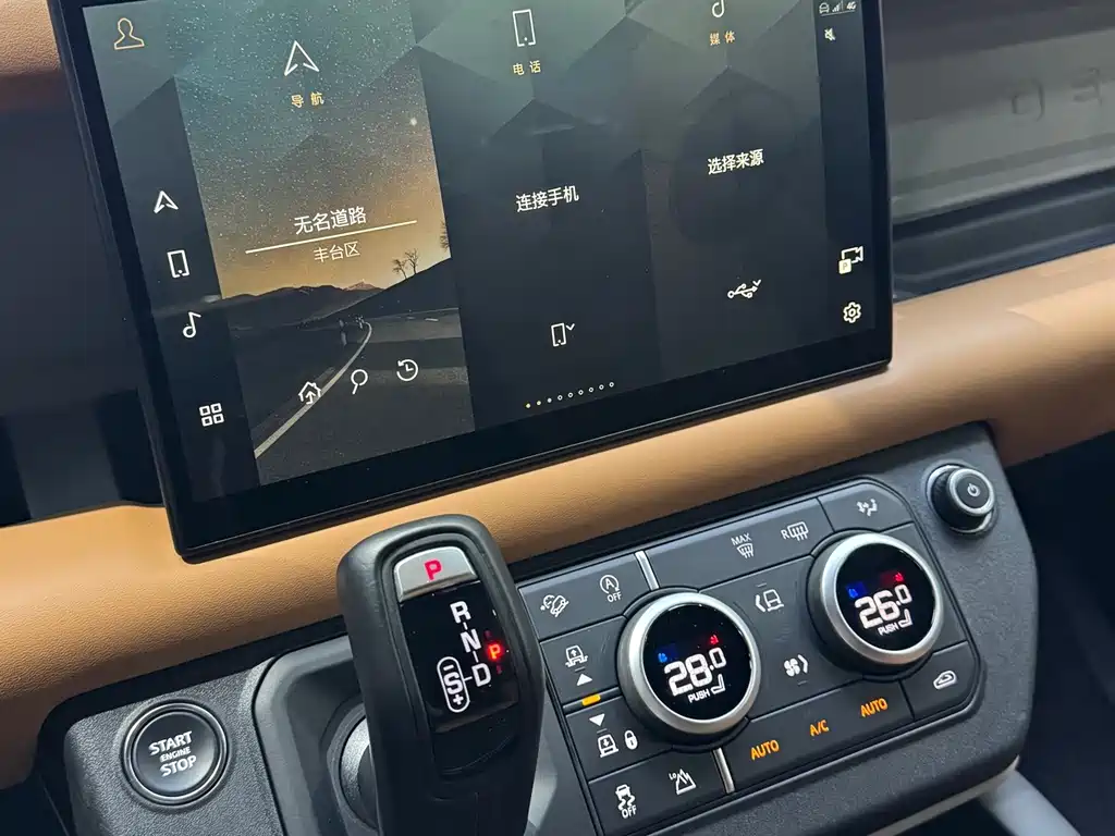 Land Rover Defender 2023 — фото 10