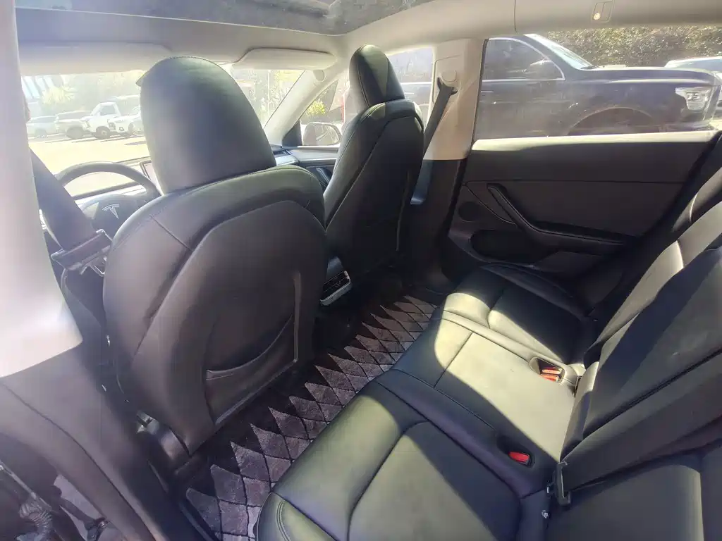 Tesla Model Y — миниатюра 5