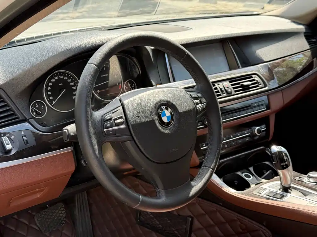 BMW 5 Series — миниатюра 12