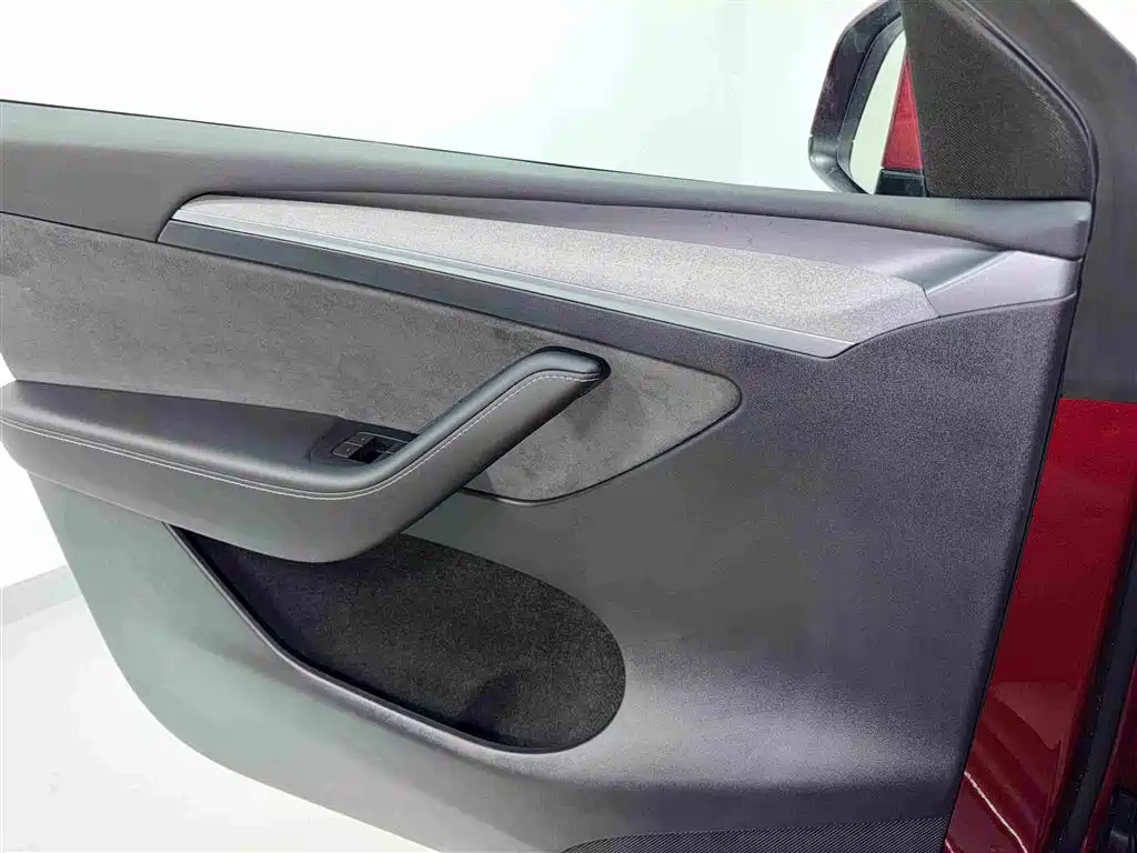 Tesla Model Y — миниатюра 8