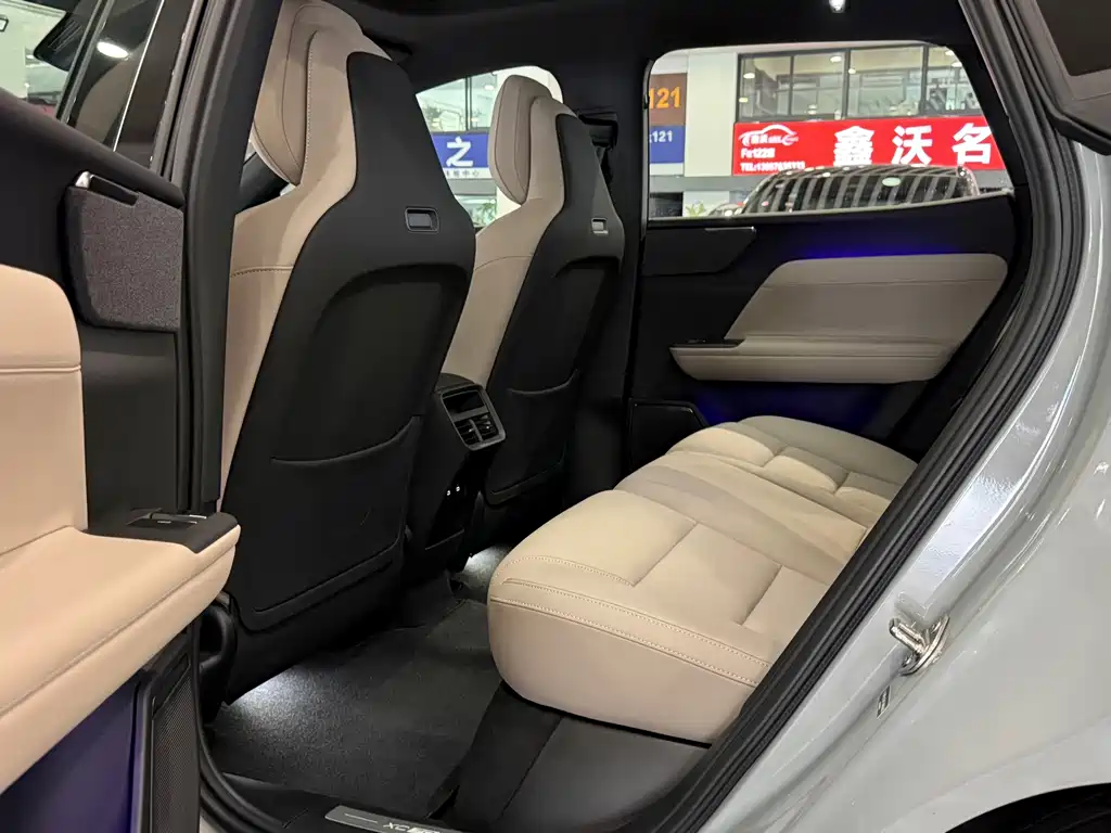 Volvo XC70 PHEV — миниатюра 7