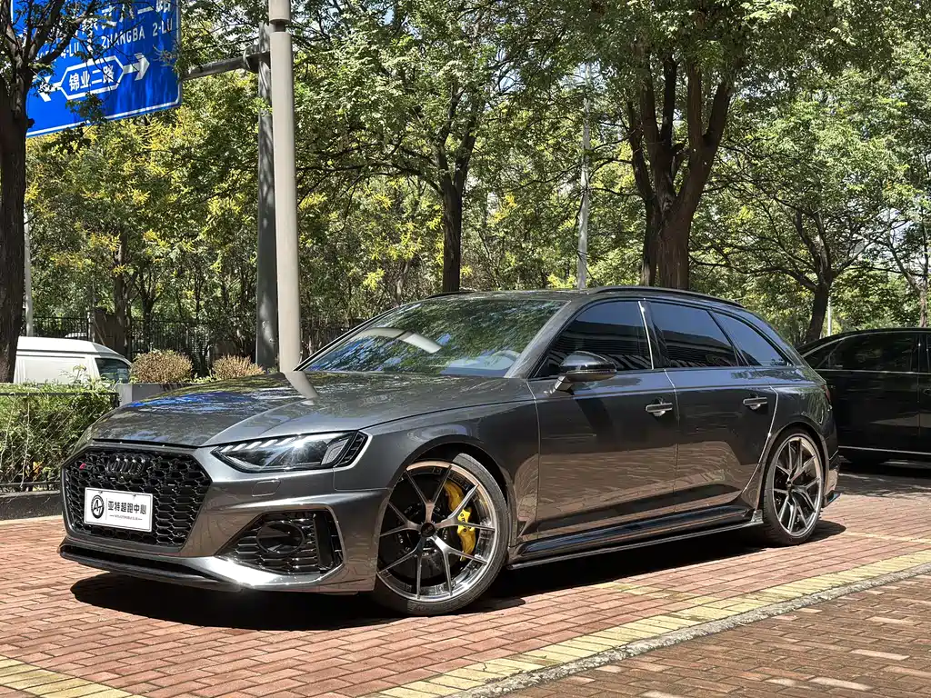 AUDI  RS 4