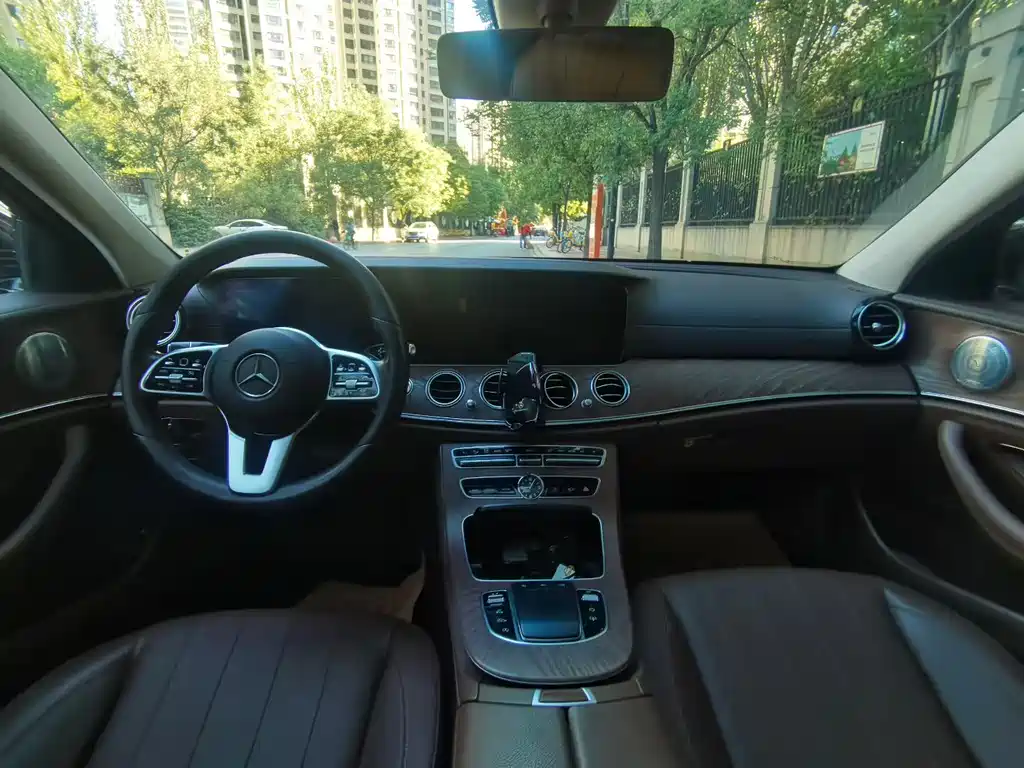 Mercedes-Benz E-Class — миниатюра 6