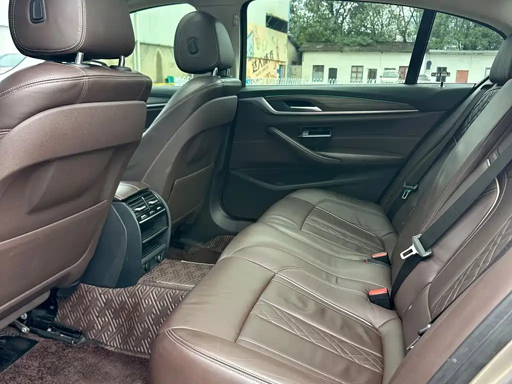 BMW 5 Series — миниатюра 8