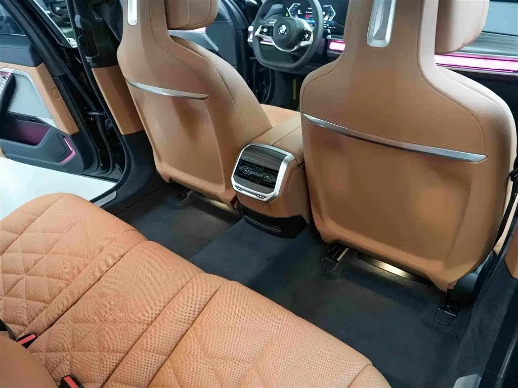 BMW 7 Series — миниатюра 11