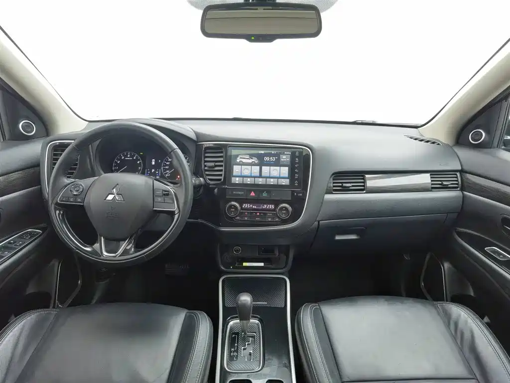 MITSUBISHI OUTLANDER