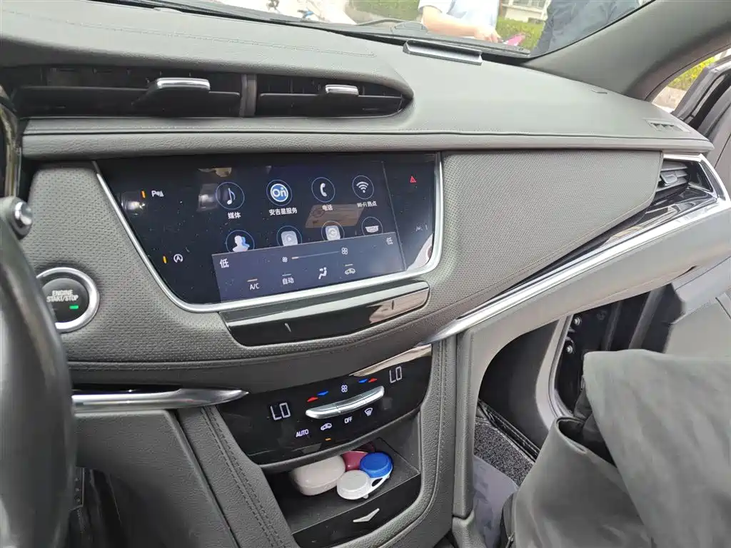 Cadillac XT6 2020 28T мест