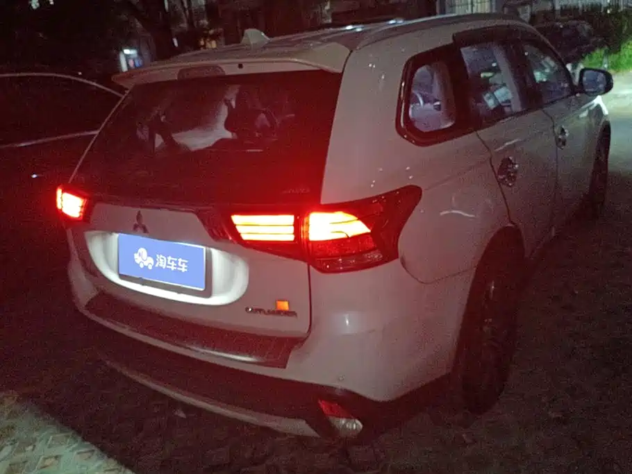MITSUBISHI OUTLANDER