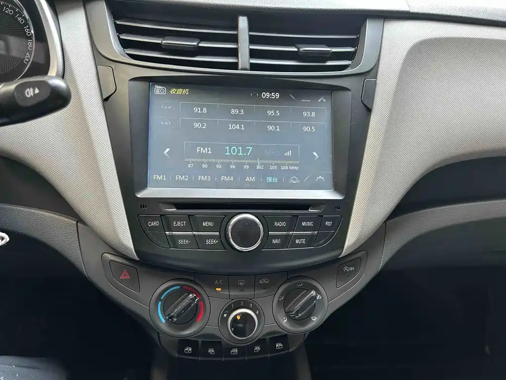 Chevrolet Sail — миниатюра 16