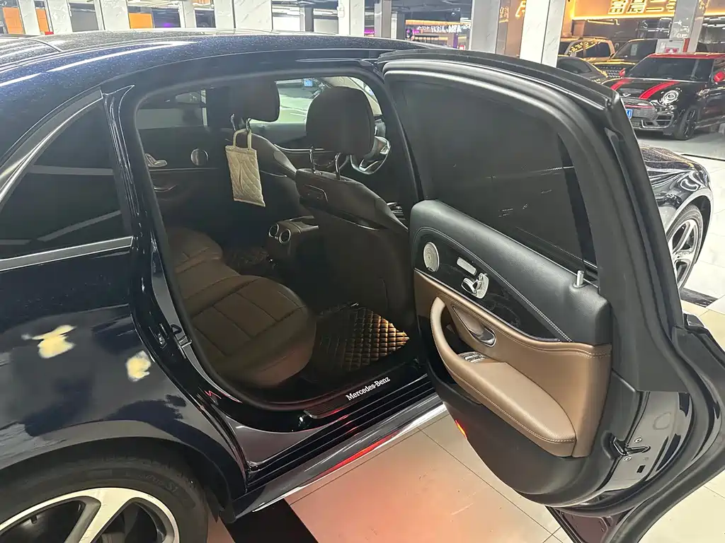 Mercedes-Benz E-Class — миниатюра 6
