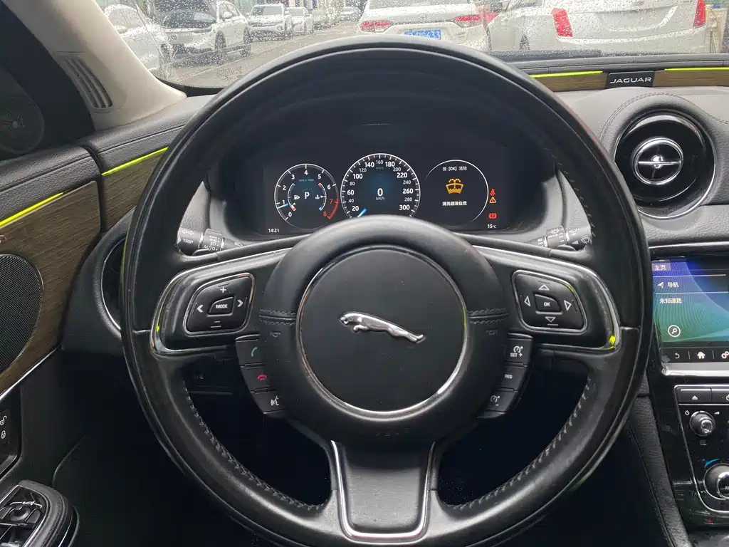 Jaguar XJ — миниатюра 12