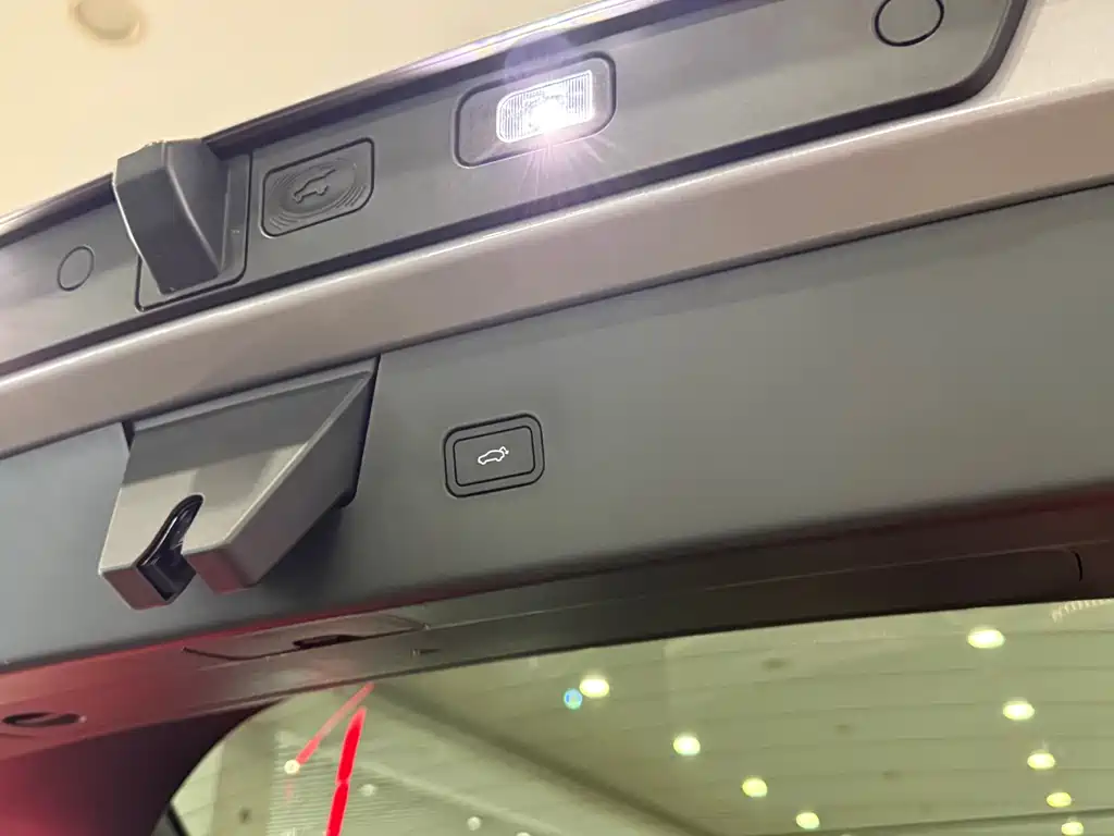 Volvo XC70 PHEV — миниатюра 19