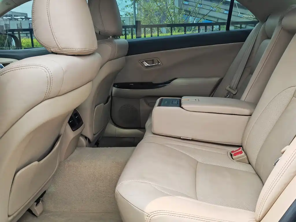 Toyota Crown — миниатюра 6
